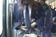【画像】制服のスカート短いJKが電車乗ってきた！