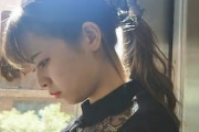 【画像】美人お姉さん、電車で胸チラしてしまう
