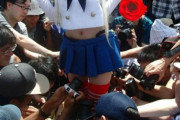 コスプレしてる女をオタクが一斉にローアングル狙ってる画像誰か貼って