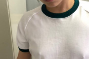 女子がノーブラで体操服を着て乳首ポチしてる