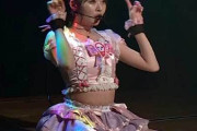 AKB48達家真姫宝、超ミニスカの股間からお尻がチラっと見えてる