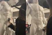 『現代アート』ヌード役の男性モデルさん, 女性芸術家にチ〇チンを握られ勃起しちゃうwwwww※動画あり