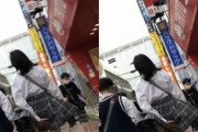 一昨日の暴風雨で横浜駅にいたミニスカJKのめくれあがるスカートを盗撮