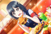 【画像】女の子さん、とんでもない大きさのハンバーガーを食べる