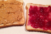 【画像】ピーナッツバターとジャムをべっとり塗ったサンドイッチがアメリカ人の定番の昼食らしい