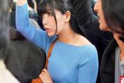 みひな 潤んだ瞳で獲物を探す逆痴漢！唾液ダラダラのベロキスしながら手コキにフェラして満員電車内でセックス！