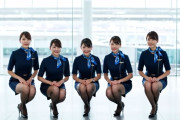 いろんな航空会社のキャビンアテンダントさんにしゃがんでもらいました。
