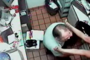 【無修正 エロ動画】 マクドナルド店員(18)が全裸でイタズラされているリアル映像