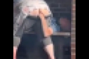 公共の場で女性の肛門に拳を挿入する狂った男が現れたｗｗｗ