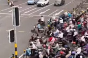 【動画】中国の交差点、もうめちゃくちゃwyvwyvwyvwyvwyvwyvwyv