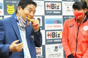 【悲報】市長にメダル噛まれた後藤希友さん、やっぱり嫌だった模様