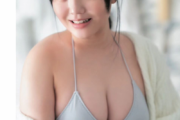 【画像】18歳の美少女、水着姿で爆乳を大開放wwwwwwwww鈴原すず、久々の水着グラビアで極上グラマラスボディを大胆披露！！！