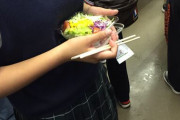 【画像】JK、電車の中でサラダを食べるｗｗｗｗｗ