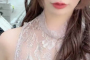 【謎】ドスケベコスプレイヤーさん、突如おっぱいを放り出してしまう
