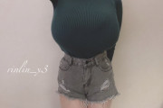 【画像】デカ乳女、どんな服を着てもデカ乳女
