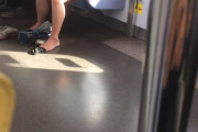 【画像】まんこ丸出しで電車で寝てる女