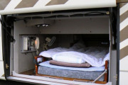 【朗画像】高速バスの乗務員仮眠室、意外と快適そう！！！！！！