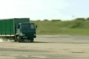 【GIF】大型トラックが全速力でポールにぶつかる瞬間がヤバすぎるｗ