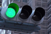 外国人「青信号？どうみても緑だろ？？日本人アタマおかしい.......」
