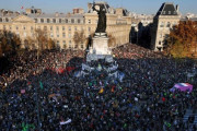 【画像】 フランス全土で５０万人参加（主催者発表）の大規模デモ　デモ隊が放火や警官隊に衝突