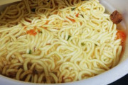 【悲報】カップラーメンのお湯、足りないｗｗｗ