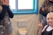 【悲報】新築のトイレで記念撮影してしまうまんさん3人炎上