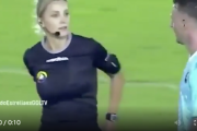 【動画】えちえち女審判、カードの代わりに別の物を出しサッカー選手をおちょくる