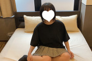 【エロ動画 素人】 童顔で幼気な女の子(18)が中高年男性の言いなりセクロス