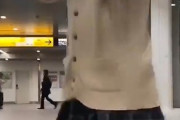 【悲報】JKさん、駅で公衆の面前にも関わらずミニスカで踊ってしまうｗｗｗｗ※動画