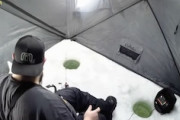 【動画】氷穴釣りでとても大切な物を失ってしまった悲しい男の映像ｗｗｗ