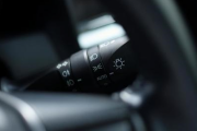 最新の車「ライトが完全オートです、ウインカーがパキって折れません」