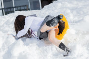 【画像】制服JKさん、スカートで雪遊びしてパンツが見えてしまうｗｗｗｗｗ