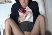 【無修正 エロ動画】 18歳のパイパン黒髪ボブ女子が制服を着たままハメられる