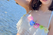 おっとり顔美少女・からあげ、水着グラビア画像が可愛すぎww鶯籠のメンバーがビキニ姿でブランコ写真を公開しファン大絶賛！