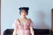【画像】19歳アイドル声優、初水着姿を解禁wwwwwwwwwww「22/7」麻丘真央、胸の谷間あらわなスケスケビキニショットを大胆披露！！！