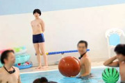 【素人】笑顔がまぶしい微乳大学生ちゃん！おっぱい丸出しで男のフリをする「男水着チャレンジ」