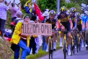 【動画】ツールドフランス、観客が掲げたプラカードに選手が衝突してとんでもない事に