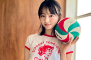 【水着画像】春高出場の女子バレー選手が脱いだ結果wwwwwwww蒔埜ひな、ムキムキな美腹筋あらわなグラビアオフショットに絶賛の声！！！
