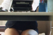 【OLパンチラ画像】うちの女子社員がパンチラで誘惑してきて仕事に集中できないんだが…（画像35枚）