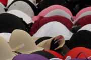 【動画】おっぱいの谷間に汗が溜まって困る巨乳女性向けブラがエロすぎるｗｗｗ
