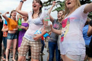 【画像】美女が海外の『水掛け祭り』にノーブラで参加した結果ｗｗｗｗｗ