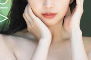 【悲報】モー娘。牧野真莉愛、小さめ水着からお胸がはみ出しちゃうwww