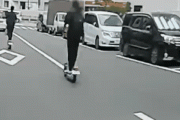 【動画】電動キックボード、盛大に逝くwwwwwwwwwwwwwwwwwwwwwwwwwww
