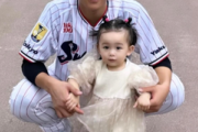 【画像】板野友美、美人と話題の娘(2)を最後の顔出しwwwwwwwwwともちんの子供の頃にそっくりで可愛すぎる！！！！