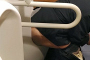 【画像】駅のトイレの小便器でウンコするサラリーマンが見つかる