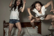 【画像】『ベッドの上で飛び跳ねるギャル二人』の最新画像、とんでもなくエッチになってしまう…www