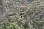 【動画】中国人ブランコのロープが切れて落下