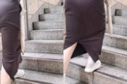 階段下からパンティラインくっきり着衣お姉さんが盗撮される