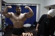 【画像】バケモノみたいな筋トレYouTuber現る─！！
