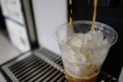 コンビニ客「すみませーん、コーヒー飲む前にこぼしちゃったんですけど」ワイ店員「じゃあ紙どうぞ」